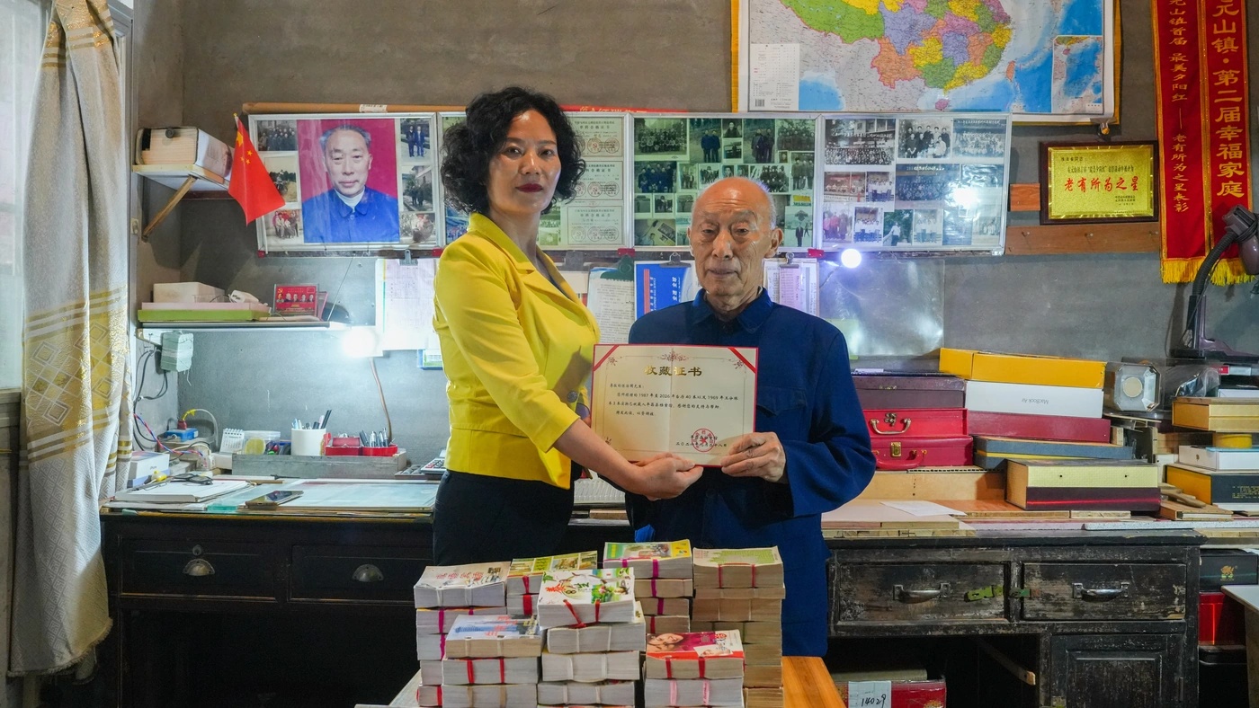 陈治国与珍藏的台历，真实现场照片